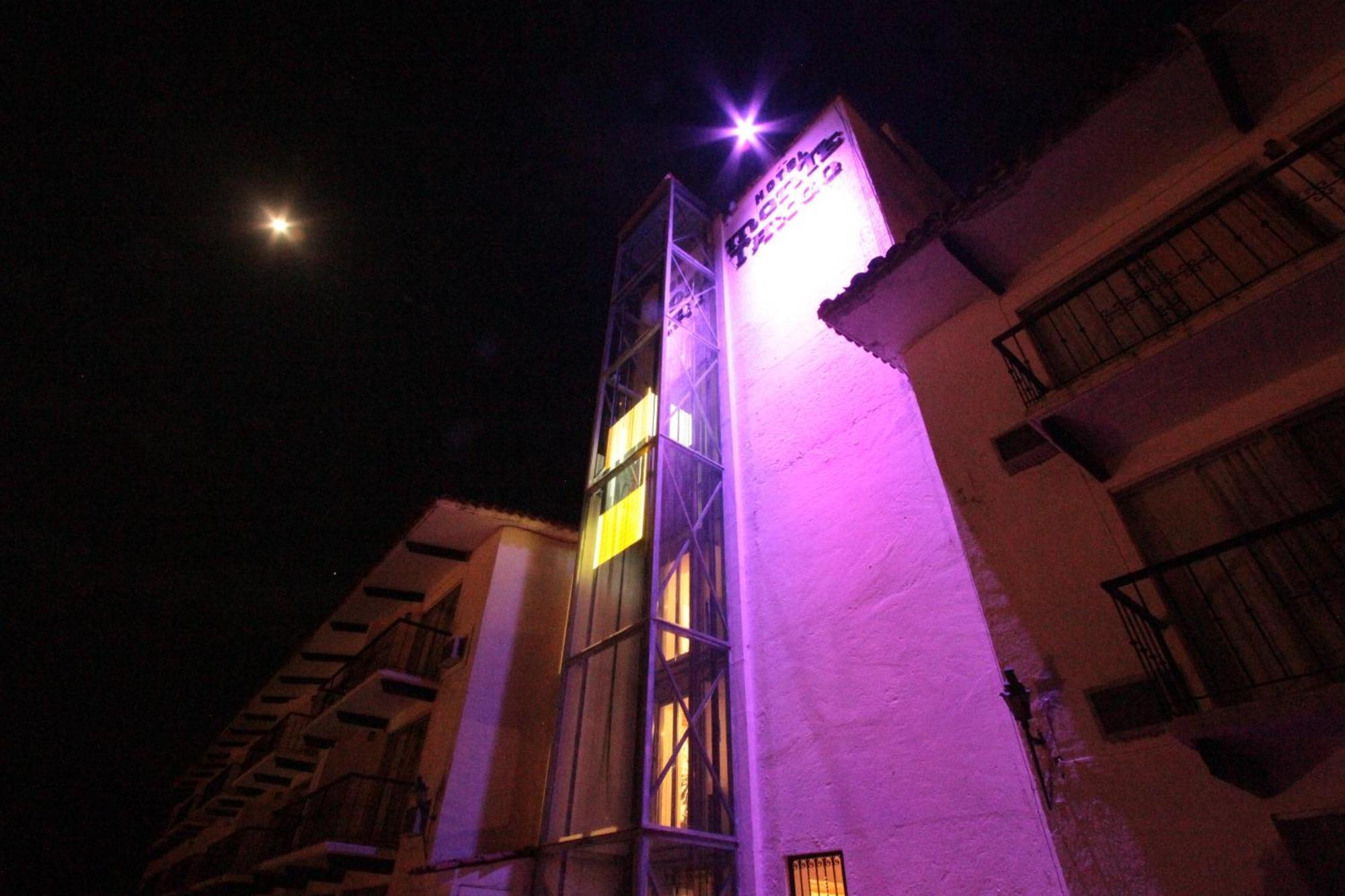 Hotel Montetaxco Chambre photo The building at night