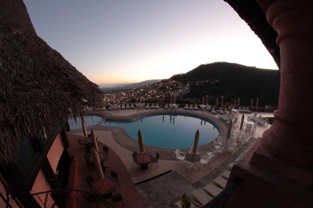 Hotel Montetaxco Extérieur photo View of the pool at the hotel